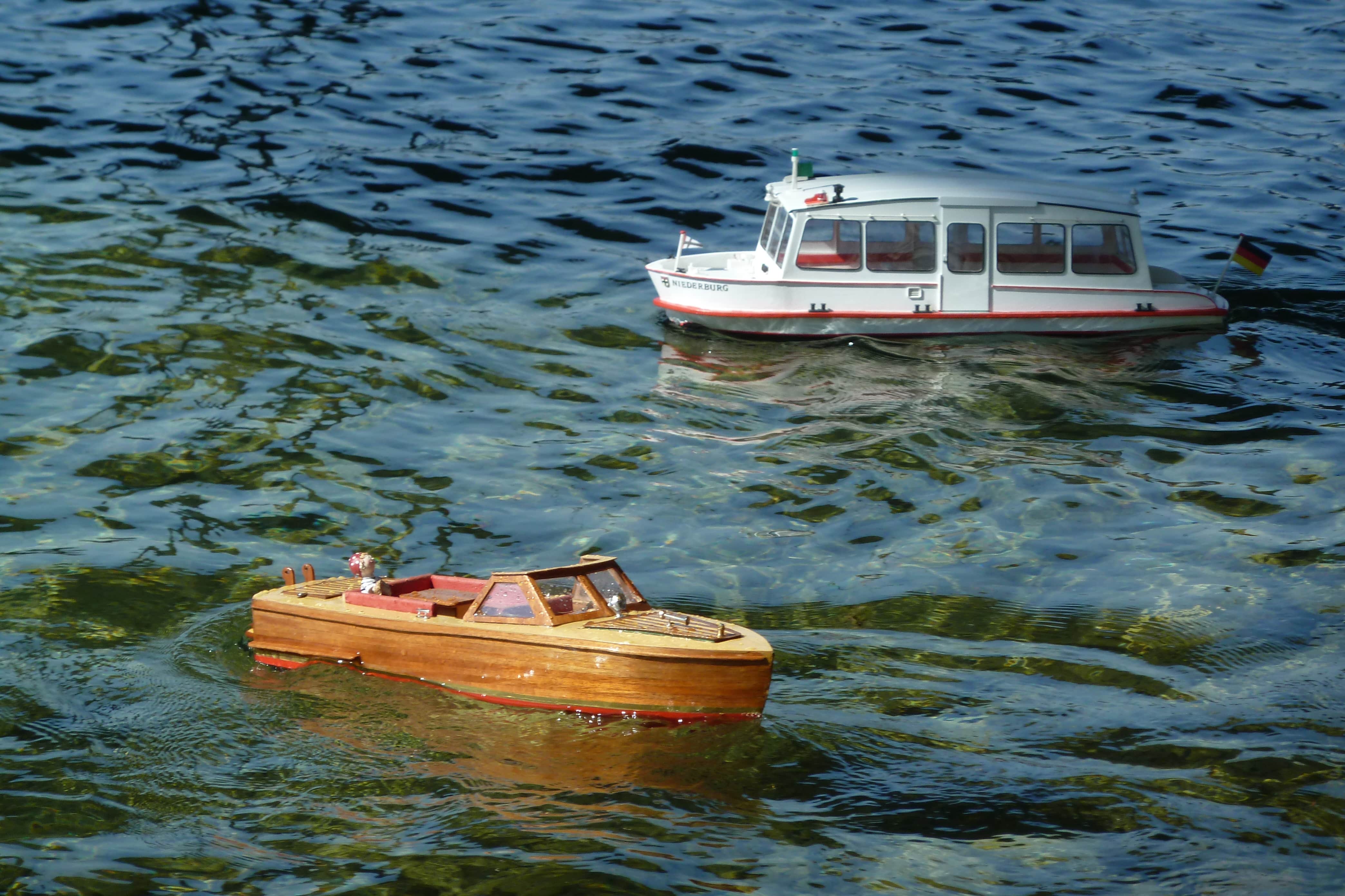 zwei motorboote im wasser